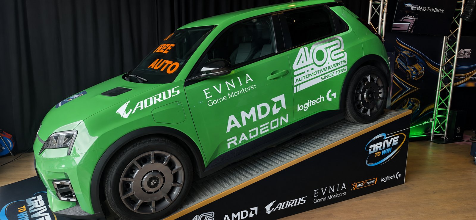 De groene Renault 5 Urban range FIVE, de hoofdprijs van Drive To Win 2026, met de logo's van de partners