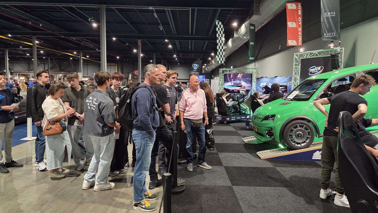 Wachtrij van bezoekers bij de Drive To Win-stand